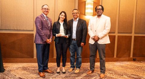 Gabriela Roque Oliveira Nomura with her award